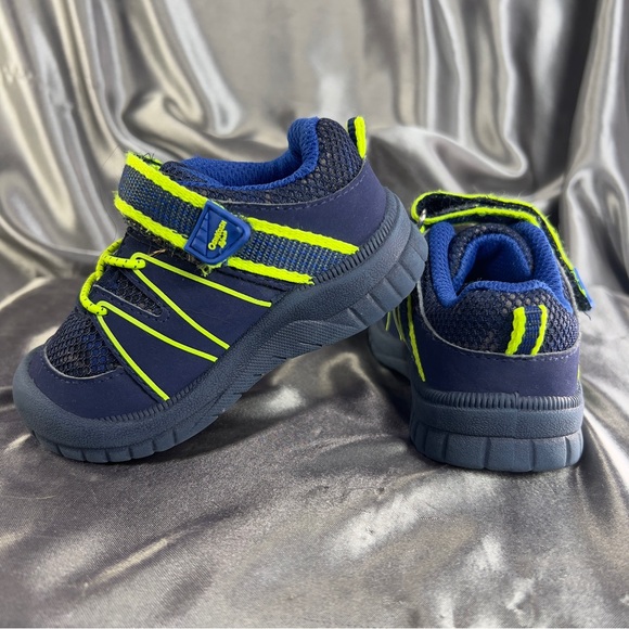OshKosh B'gosh Other - Oshkosh B’Gosh Boy’s Xavi Athletic Bumptoe Sneaker Size 5 Blue Neon Green EUC